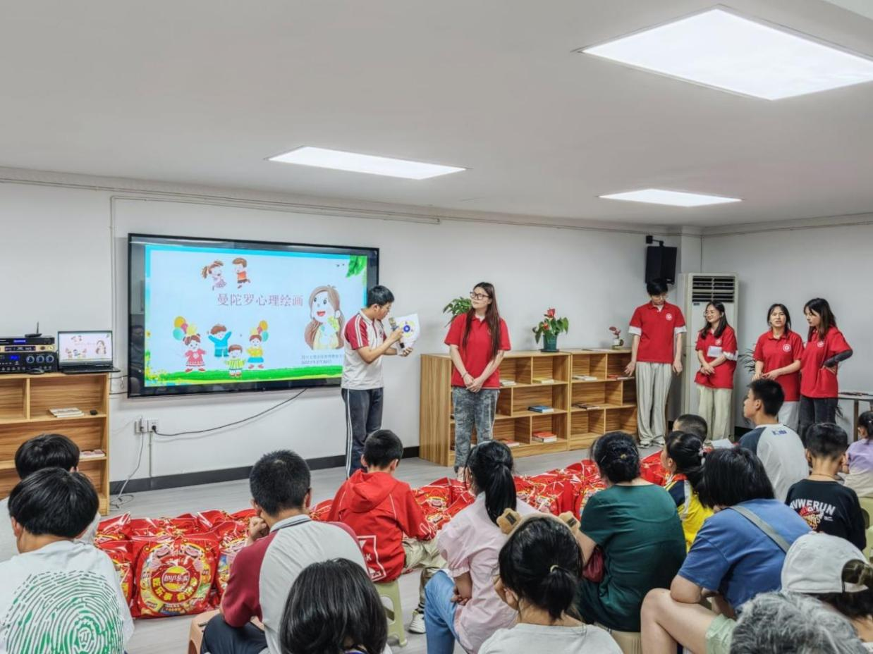 双节同庆 心暖童心|世界杯官网携手东城街道开展“粽点关注·童心向阳”志愿活动